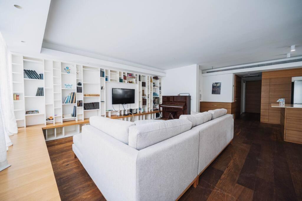Ben Gurion Beauty 2 Bedrooms With Free Parking Apartment *